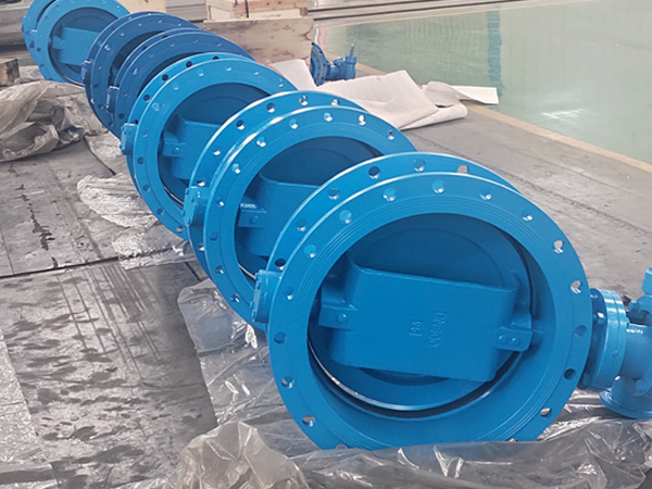 What are the main features of flanged butterfly valves？
